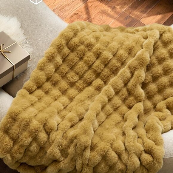 Ultra Soft Cozy Faux Fur Throw Blanket - Picture 5 of 9